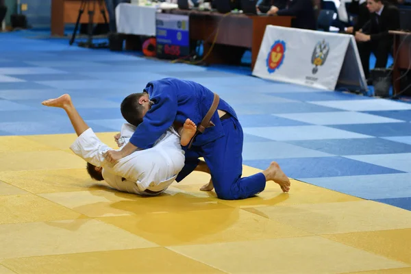 Orenburg, Rusland - 21 oktober 2017: jongens concurreren in Judo — Stockfoto