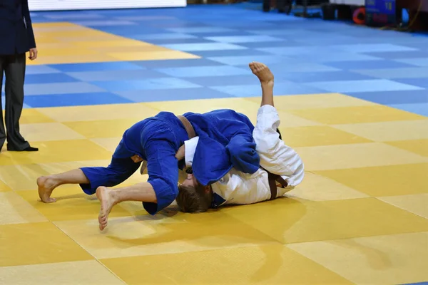 Orenburg, Rusia - 21 de octubre de 2017: Los niños compiten en Judo —  Fotos de Stock