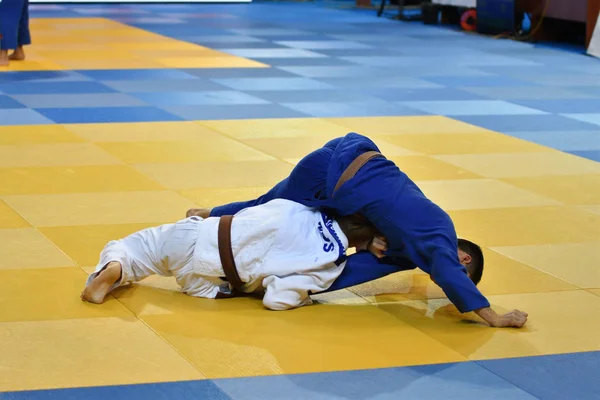 Orenburg, Oroszország - 2017. október 21.: fiúk versenyeznek Judo — Stock Fotó
