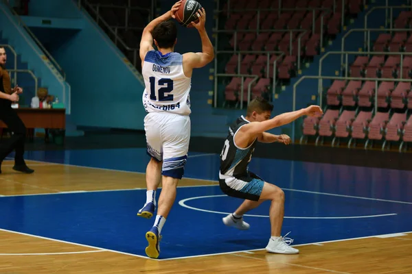 Orenburg, Rusko-13-16 Červen 2019 rok: muži hrají basketbal — Stock fotografie