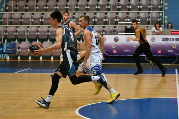 Orenburg, Russia - 13-16 June 2019 year: Men play basketball — Stock Photo, Image