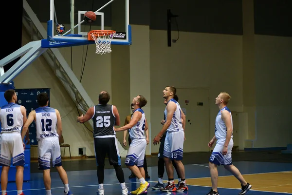 Orenburg, Rússia - 13-16 Junho 2019 ano: Homens jogar basquete — Fotografia de Stock