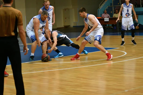 Orenburg, Oroszország-13-16 június 2019 év: férfiak kosárlabdázni — Stock Fotó