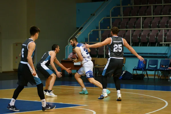 Orenburg, Ryssland-13-16 juni 2019 år: män spela basket — Stockfoto