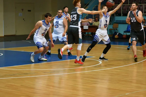 Orenburg, Russia - 13-16 June 2019 year: Men play basketball — Stock Photo, Image