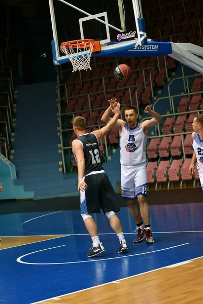 Orenburg, Russie - 13-16 juin 2019 année : Les hommes jouent au basket-ball — Photo