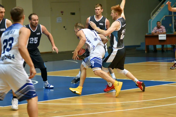 Orenburg, Rusya - 13-16 Haziran 2019 yıl: Erkekler basketbol oynuyor