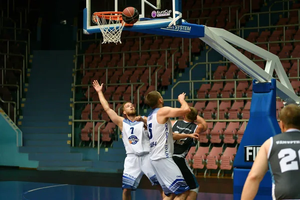 Orenburg, Rusia - 13-16 junio 2019 año: Hombres juegan baloncesto —  Fotos de Stock