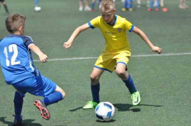 Orenburg, Rusya - 2 Haziran 2019 yıl: Erkekler futbol oynuyor