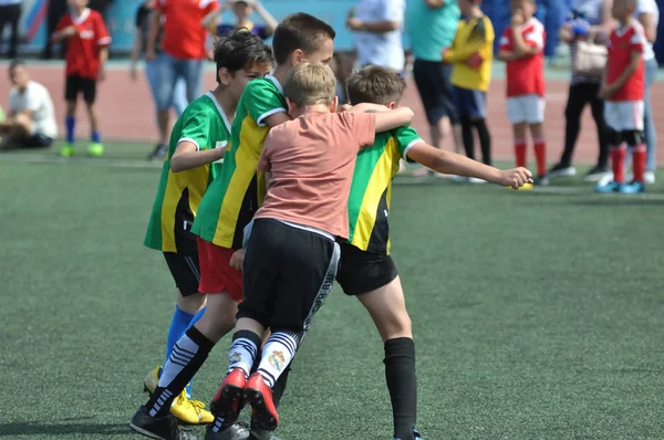 Оренбург, Росія-2 червня 2019 року: хлопчики грають у футбол — стокове фото