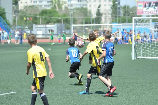 Orenburg, Rusland-2 juni 2019 jaar: de jongens spelen voetbal — Stockfoto