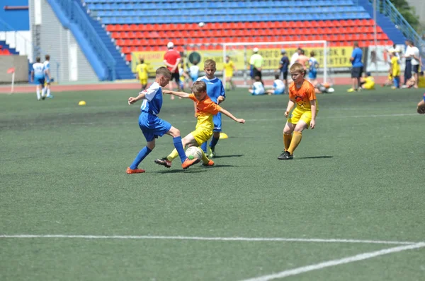 Orenburg, Rosja-2 czerwca 2019 roku: chłopcy grają w piłkę nożną — Zdjęcie stockowe