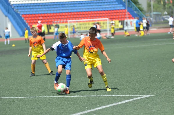 Orenburg, Rusia - 2 Juni 2019: Anak laki-laki bermain sepak bola — Stok Foto
