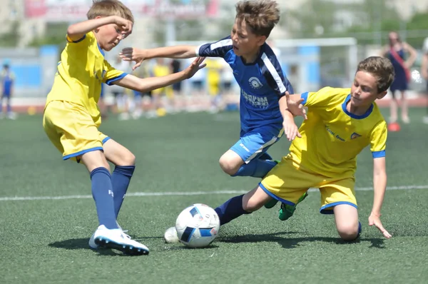 Orenburg, Russia - 2 giugno 2019 anno: i ragazzi giocano a calcio — Foto Stock