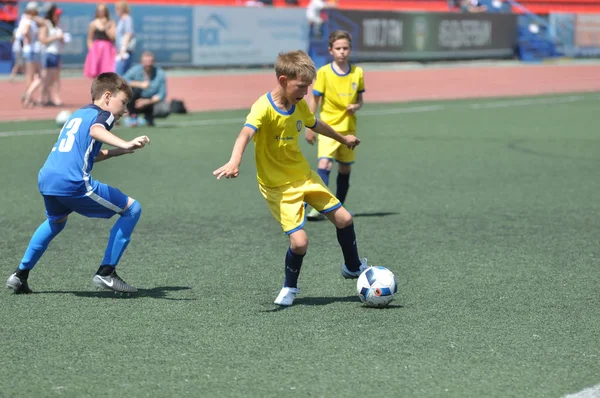 Orenburg, Rusia - 2 de junio de 2019 año: Los niños juegan al fútbol —  Fotos de Stock