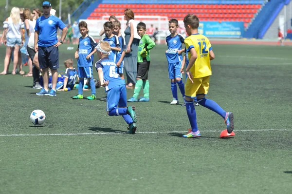 Orenburg, Rússia - 2 de junho de 2019 ano: Os meninos jogam futebol — Fotografia de Stock