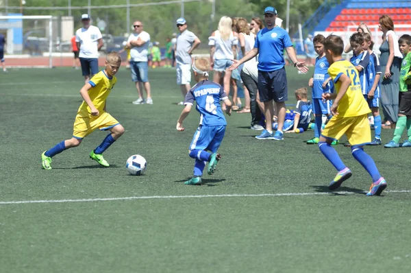 Orenburg, Rússia - 2 de junho de 2019 ano: Os meninos jogam futebol — Fotografia de Stock