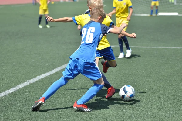 Orenburg, Rusya - 2 Haziran 2019 yıl: Erkekler futbol oynuyor — Stok fotoğraf