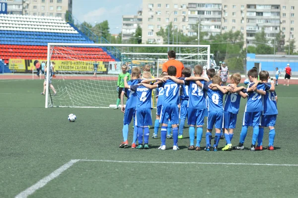 Orenburg, Rússia - 2 de junho de 2019 ano: Os meninos jogam futebol — Fotografia de Stock