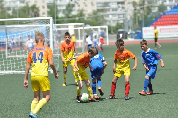 Оренбург, Россия - 2 июня 2019 года: Мальчики играют в футбол Стоковая Картинка