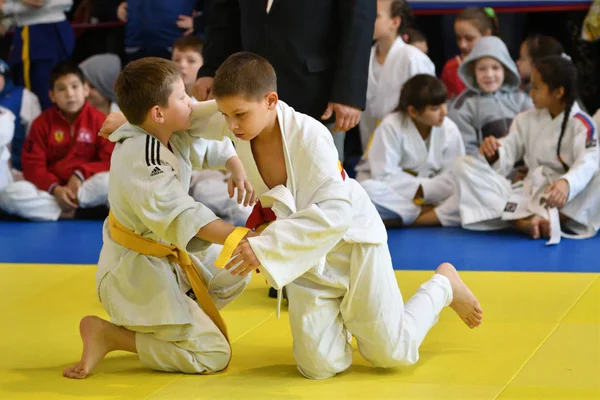 Orenburg, Rusland - 05 November 2016: jongens concurreren in Judo — Stockfoto