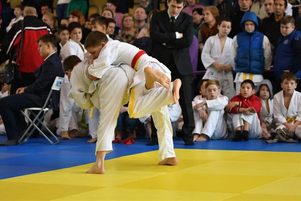 Orenburg, Rusko - 05 listopadu 2016: chlapci soutěží v judu — Stock fotografie