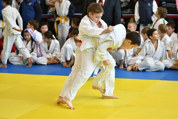 Orenburg, Rosja - 05 listopad 2016: chłopcy konkurować w Judo — Zdjęcie stockowe