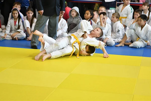 Orenburg, Rusya Federasyonu - 05 Kasım 2016: Boys rekabet Judo — Stok fotoğraf