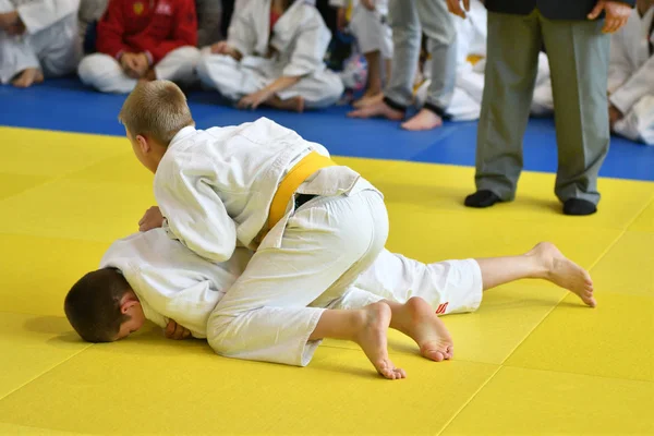 Orenburg, Rusya Federasyonu - 05 Kasım 2016: Boys rekabet Judo — Stok fotoğraf