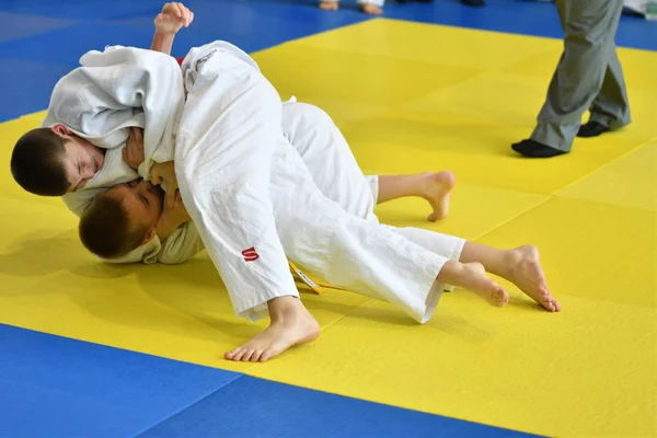 Orenburg, Rusya Federasyonu - 05 Kasım 2016: Boys rekabet Judo — Stok fotoğraf