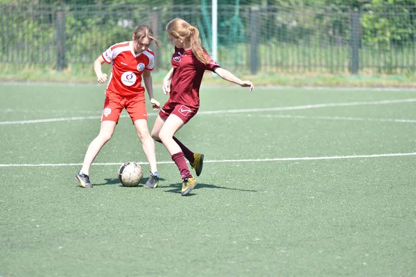 Orenburg, Rusia - 12 de junio de 2019 año: Las niñas juegan fútbol — Foto de Stock