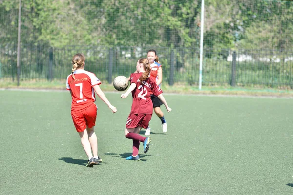 Orenburg, Rusia - 12 de junio de 2019 año: Las niñas juegan fútbol — Foto de Stock