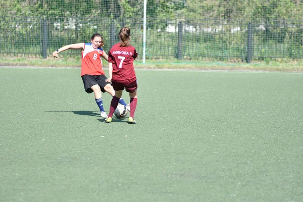 오렌부르크, 러시아 - 12 6월 2019 년 : 여자는 축구를 — 스톡 사진