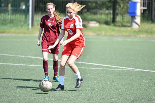 Orenburg, Ryssland-12 juni 2019 år: flickor spelar fotboll — Stockfoto