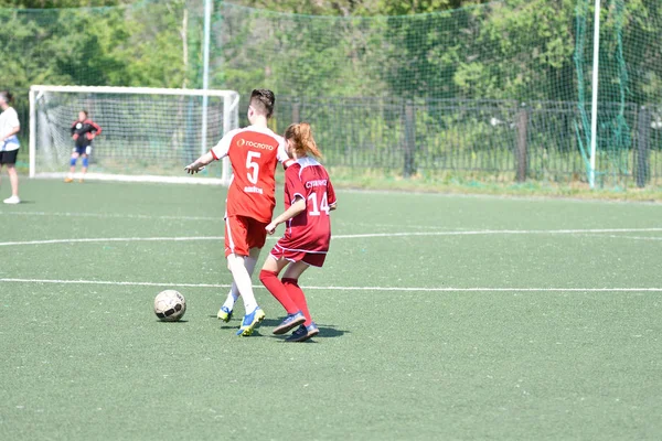 Orenburg, Rusko-12. červen 2019 rok: dívky hrají fotbal — Stock fotografie