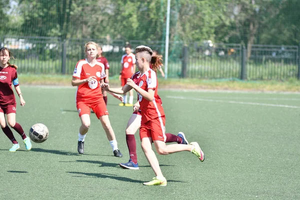 Orenburg, Rusia - 12 de junio de 2019 año: Las niñas juegan fútbol —  Fotos de Stock