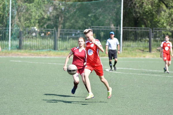 Orenburg, Rusland-12 juni 2019 jaar: meisjes spelen voetbal — Stockfoto