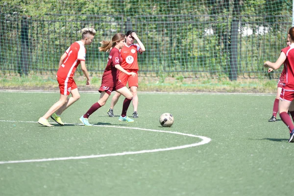 Orenburg, Ryssland-12 juni 2019 år: flickor spelar fotboll — Stockfoto