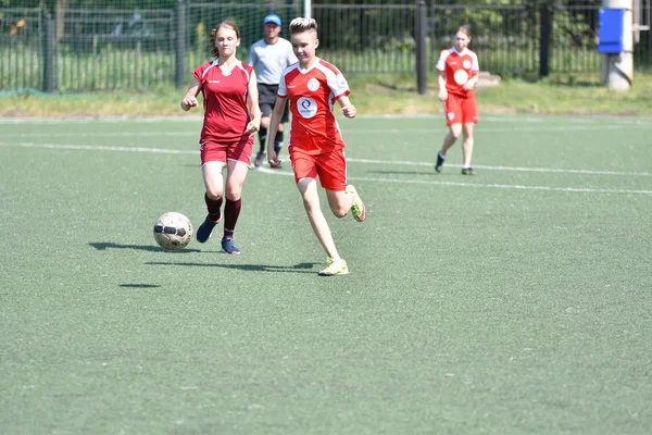 Orenburg, Ryssland-12 juni 2019 år: flickor spelar fotboll — Stockfoto