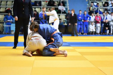 Orenburg, Rusya - 21 Ekim 2017: Kızlar, V. S. Chernomyrdin 'in anısına düzenlenen tüm Rus Judo turnuvasında erkekler ve kızlar arasında yarışıyor.