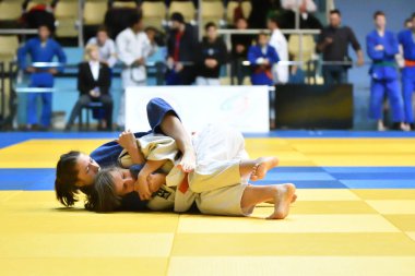 Orenburg, Rusya - 21 Ekim 2017: Kızlar, V. S. Chernomyrdin 'in anısına düzenlenen tüm Rus Judo turnuvasında erkekler ve kızlar arasında yarışıyor.