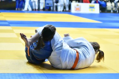 Orenburg, Rusya - 21 Ekim 2017: Kızlar, V. S. Chernomyrdin 'in anısına düzenlenen tüm Rus Judo turnuvasında erkekler ve kızlar arasında yarışıyor.