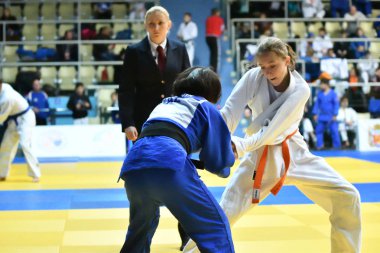 Orenburg, Rusya - 21 Ekim 2017: Kızlar, V. S. Chernomyrdin 'in anısına düzenlenen tüm Rus Judo turnuvasında erkekler ve kızlar arasında yarışıyor.