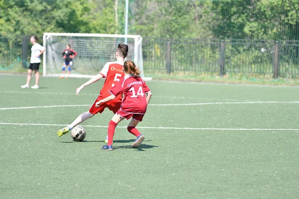 Orenburg, Rusia - 12 de junio de 2019 año: Las niñas juegan fútbol — Foto de Stock