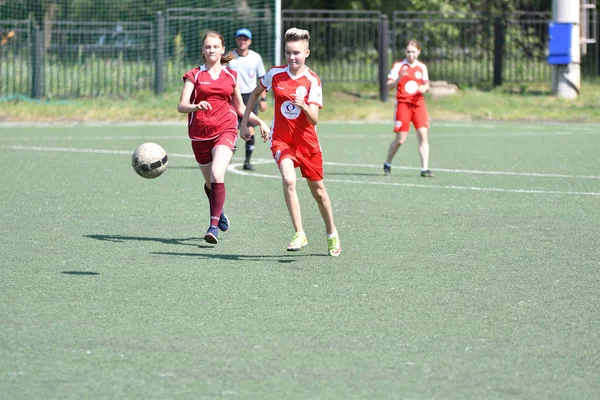 Orenburg, Rusland-12 juni 2019 jaar: meisjes spelen voetbal — Stockfoto