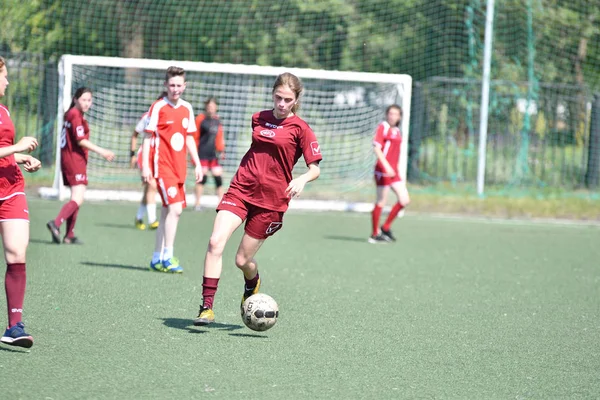 Orenburg, Rusia - 12 de junio de 2019 año: Las niñas juegan fútbol — Foto de Stock