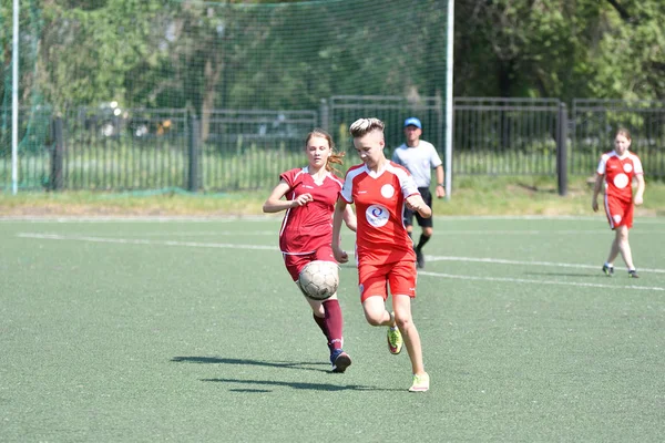 奥伦堡,俄罗斯 - 2019年6月12日:女孩踢足球 — 图库照片