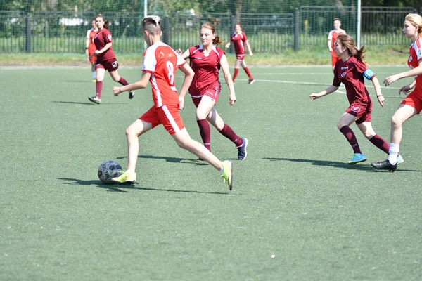 Orenburg, Ryssland-12 juni 2019 år: flickor spelar fotboll — Stockfoto