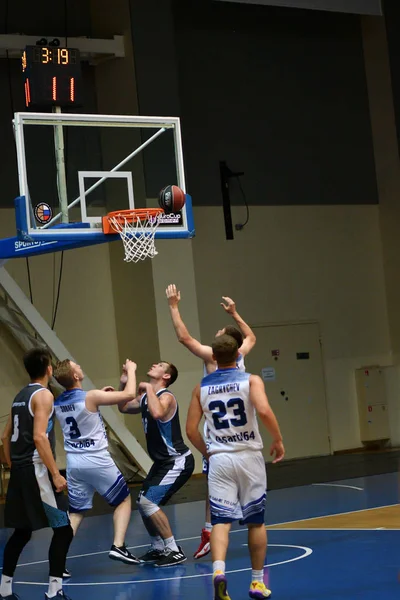 Orenburg, Russie - 13-16 juin 2019 année : Les hommes jouent au basket-ball — Photo