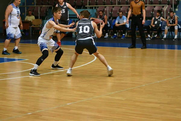 Orenburg, Rusland-13-16 juni 2019 jaar: mannen spelen basketbal — Stockfoto